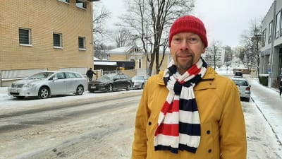 Tapio Karvonen står utomhus i Åbo i februari.