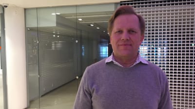 SA-MP OY:s nya VD tapio Nylund står inne i ett köpcenter