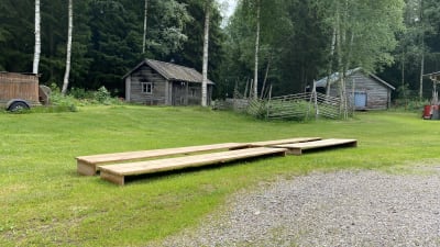 Bakbord i trä ligger på en gräsmatta.