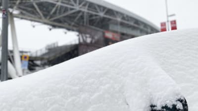 Snö på en bil vid Tölö fotbollsstadion.