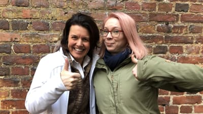 Jeanette Szymanski och Maria Turschaninoff utanför Efter Nio studion