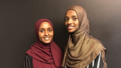 Två unga kvinnor med hijab.