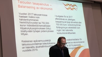 Stadsdirektör Tomas Häyry presenterar vasas budget för år 2017.