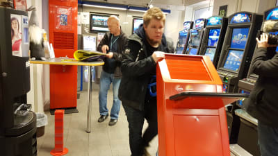 Veikkaus plockar bort sin utrustning på Åland. 