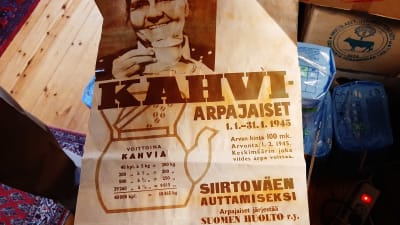 brunvit affisch med leende äldre dam med kaffekopp om kaffelotteri från 1945