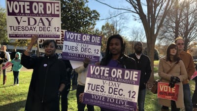 Rösta eller dö är uppmaningen på valplakatet i Alabama