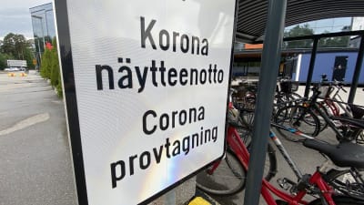 En skylt till corona provtagning.