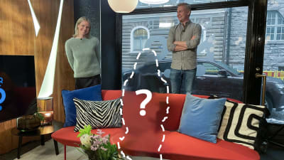 Två personer står bakom en soffa. På soffan är en siluett av en människa med ett ? på. 
