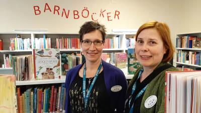 Pia Rahikainen och Paula Rahikainen på biblioteket i Ingå.