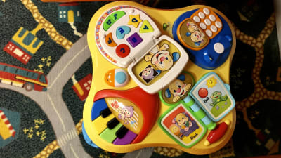 Leksak för de minsta med många knappar, både piano, räknemaskin mm i färglad plast.