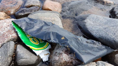 Plastskräp på stranden.