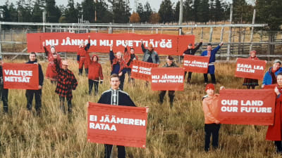 Samers med protestplakat