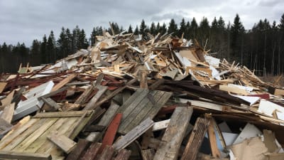 Träavfall på Ingå avfallsstation