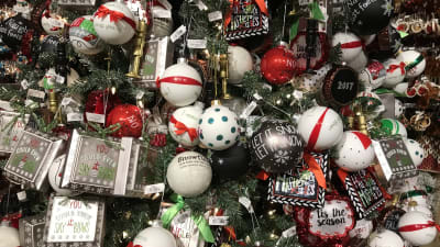 Bara lite syns av julgranen, desto mer av olika dekorationer i varuhuset i New York
