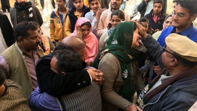 Sörjande kristna samlades  efter terrorattacken utanför ett sjukhus i Quetta