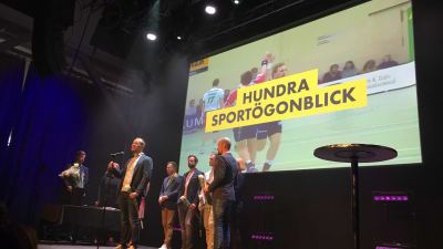 På bilden tar Yle Sporten med Chrisu Vuojärvi i spetsen emot sitt pris för årets bästa webbinnehåll på Svenska Yle.