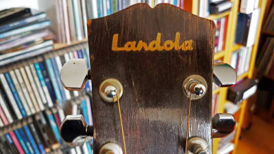 Lantola logon på en akustik gitarr