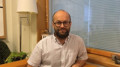 Bild på Tony Björk, rektor på Karamalmens skola i Esbo. 