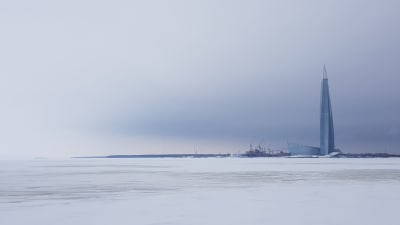 Under isen i Finska viken är vattnet allvarligt förorenat av mikroplast.