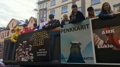 Abiturienter på ett lasbilsflak på penkis i Åbo 2019. På flaket står "Star Abi", med en logo som påminner om Star Wars-filmernas.
