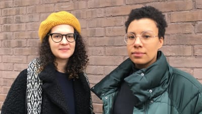 På bilden Sasha och Efe Ogbeide som är med och organiserar en feministisk demonstration på internationella kvinnodagen i Helsingfors. 