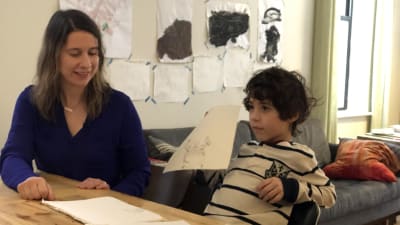 Annie Tummino med sonen Enzo och många teckningar i deras hem i Queens, New York.