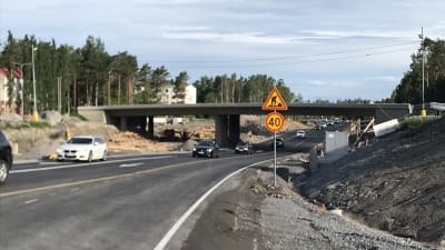 Väg som går under bro.