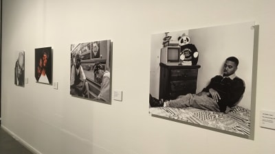 Bild från utställningen Uncategorized. På bilden syns fyra fotografier på bland andra rapparen Nas och Snoop Dogg.
