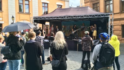 Publiken lyssnar på ett band som spelar på Mad Pride på Gamla Stortorget i Åbo.