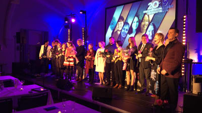 Vinnarna och de prisnominerade på rad på scenen på Finlandsinstitutet i Stockholm.