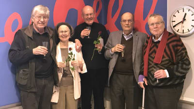 De äldres råd samlade för gruppbild i radiostudio för att fira 10 års jubileum.