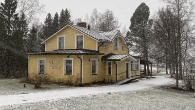 Gammalt hus i snöstorm.