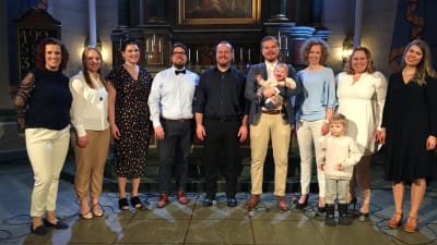 Mrs Bighill Singers och två barn framför altaret i Nykarleby kyrka.