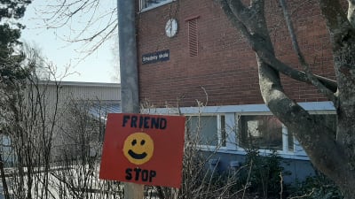 Skylt där det står Friend stop. Elever som saknar vänner kan ställa sig vid skylten för att visa att man önskar sällskap. 