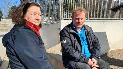 Heidi von Bonsdorff och Johan Jansson på skolgården i solen. Finno skola i Esbo april 2020. 
