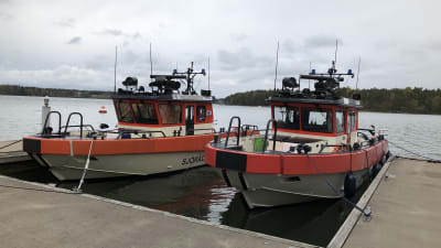två sjöräddningsbåtar ligger vid brygga