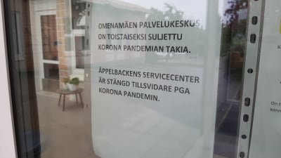 Text i fönstret om att Äppelbackens servicecenter är stängt på grund av coronapandemin. 