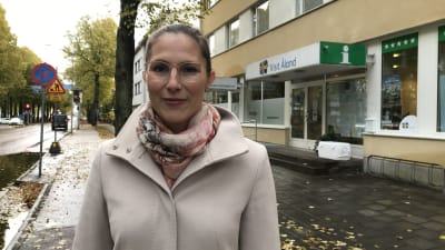 Visit Ålands kvinnliga vd framför turistbyrån i Mariehamn