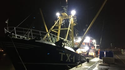 Fartyget TX1 i hamnen i den nederländska staden Den Helder. Det är tidig morgon och mörkt ute. 