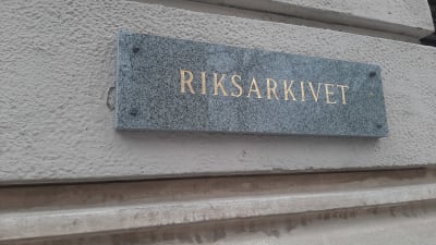 Riksarkivets skylt i Helsingfors. 