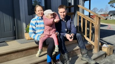 Johan och Jannike Grönqvist på hemtrappan vid Rullarsböle gård i Snappertuna. Yngsta dottern är hemma med mamma. 
