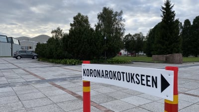 Rovaniemen kaupungintalon rokotuspisteen edusta. 