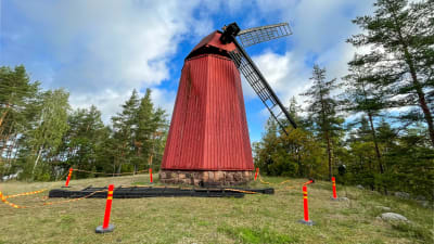 Kvarnåsens kvarn med två av vingarna avbrutna på marken
