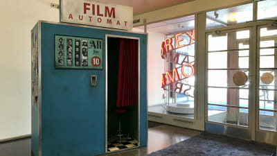 Valokuvauskoppi Bio Rexin aulassa. Teeman elokuvafestivaalin kuvausrekvisiittaa.