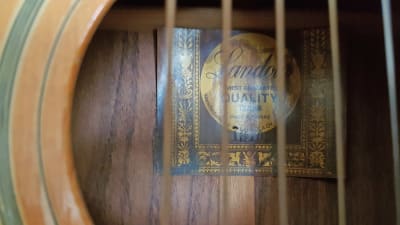 Landola logon i en akustik gitarr