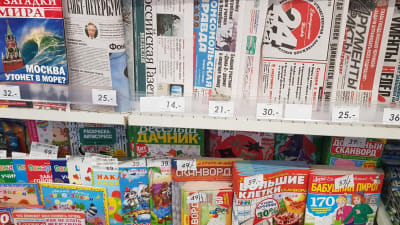 Tidningsställ med många ryska tidningar i. Utbudet av tidningar varierar stort mellan olika orter i Ryssland.