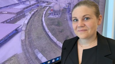 Anna Merius visar upp en 3D bild med industribyggnader