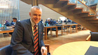 Riksdagsledamot Timo Heinonen (Saml) i Lilla Parlamentets lunchrestaurang.
