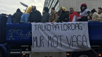 Abiturienter från Korsholms gymnasium firar penkis