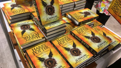 En hög Harry Potter-böcker i bokhandeln.